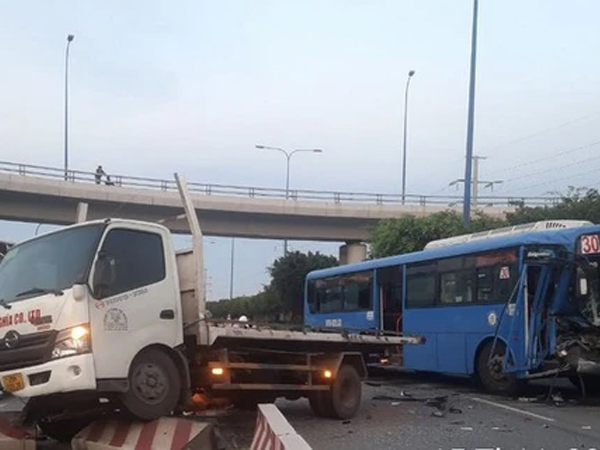 TPHCM: Xe buýt bẹp đầu khi húc đuôi xe tải cứu hộ, nhiều sinh viên hoảng loạn