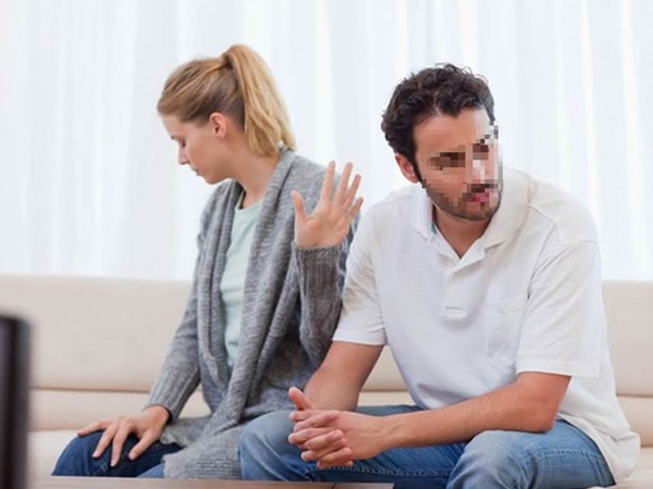 Dọn tủ quần áo để đón đông, vợ chết lặng khi thấy vật lạ tố cáo con người thật của chồng