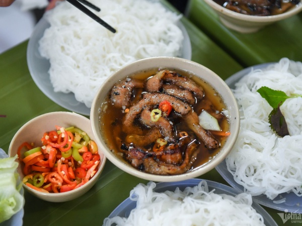 Bà chủ phở mặn Gầm Cầu chuyển bán bún chả, khách nườm nượp nhờ công thức 'độc'