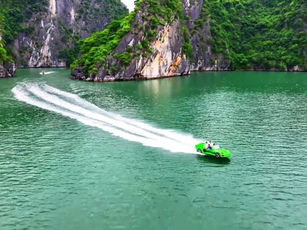 Đình chỉ hoạt động 'siêu xe lướt trên vịnh Hạ Long'