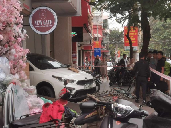 Vụ nữ tài xế lùi ô tô vào cửa hàng vàng: Người bảo vệ đã tử vong