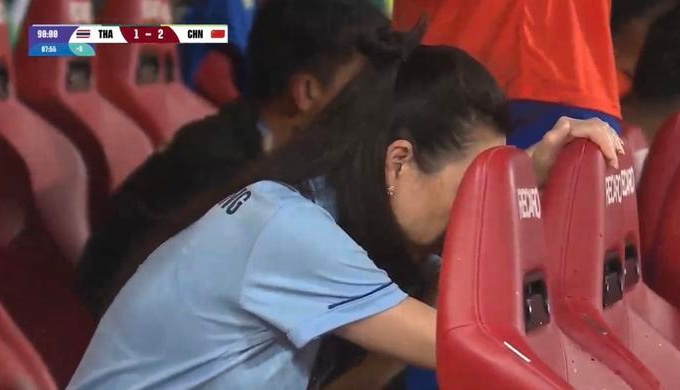 Madam Pang và HLV Polking gục đổ khi Thái Lan thua ngược Trung Quốc