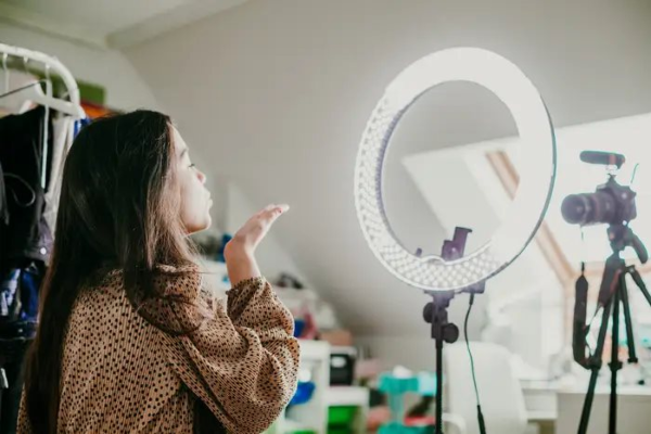 TikToker nổi tiếng hô hào người xem mua hàng giả trên TikTok Shop: Apple Watch Ultra mà giá có 800 nghìn?