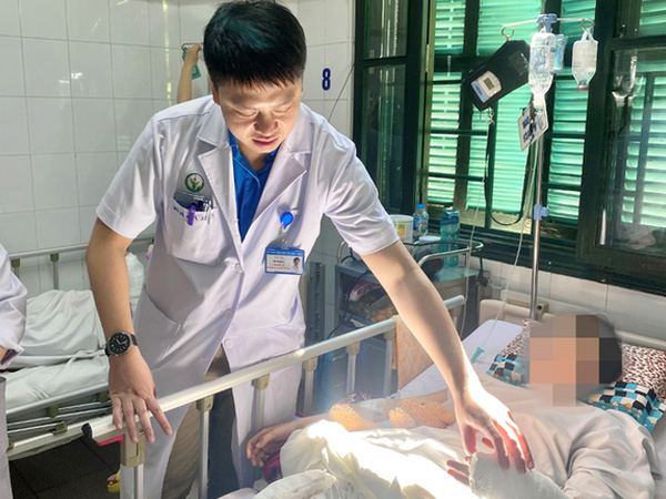 Vạt áo chống nắng cuốn vào bánh xe, cô gái 18 tuổi gần đứt rời cánh tay
