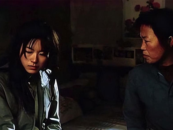 Bị lừa bán cho người lạ, cô gái nhanh trí lên kế hoạch 'bán luôn' kẻ bắt cóc mình cho ông già trong làng
