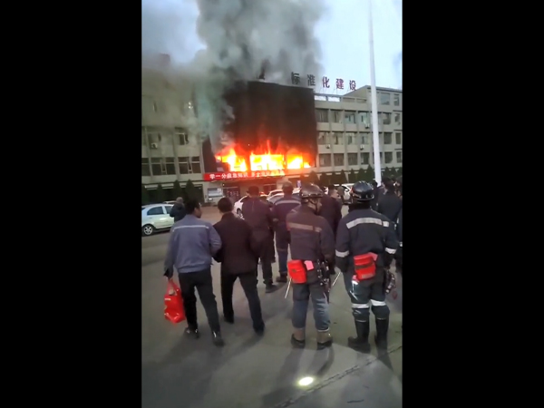 Hiện trường như 'hỏa diệm sơn' vụ cháy tòa nhà văn phòng khiến ít nhất 26 người chết, người sống sót cố trèo ống nước thoát thân