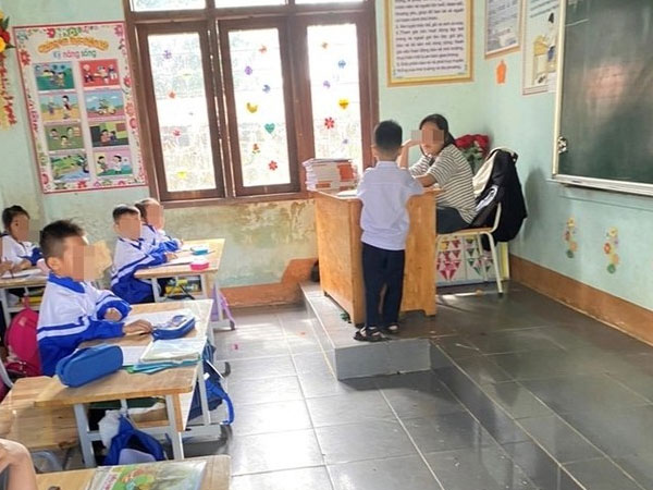 Học sinh lớp 6 ngồi bàn giáo viên 'dạy học sinh lớp 1': Bất ngờ người chụp ảnh