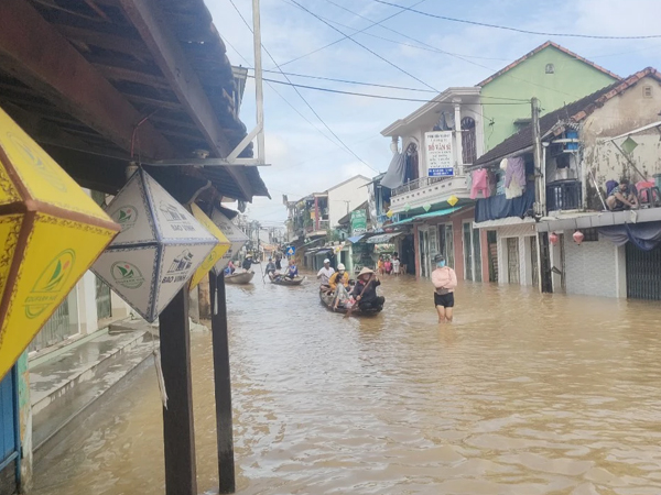 Vì sao mưa lớn từ Quảng Trị đến Quảng Ngãi, có nơi trên 1.000 mm?