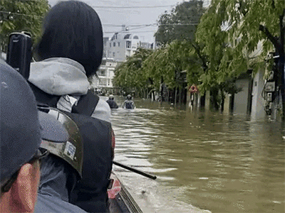 Thanh niên 'mắc kẹt' ở Huế đúng đợt mưa lịch sử, suýt khóc khi nhận chiếc bánh từ một ni cô