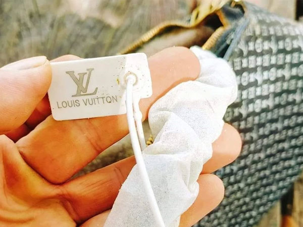Nhặt rác làm sạch biển, lượm được túi hàng hiệu Louis Vuitton