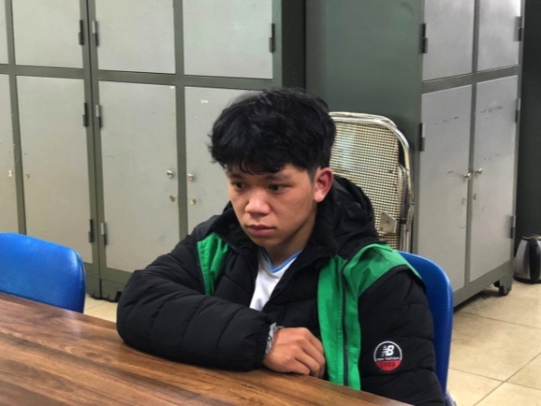 Dưới vỏ bọc shiper, nam sinh viên dùng kìm cộng lực phá khóa cửa để trộm giữa ban ngay