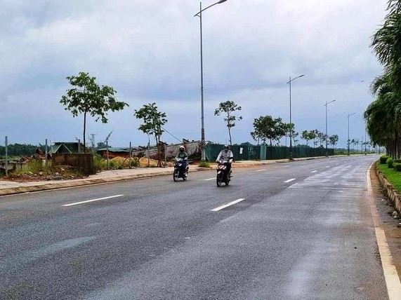 Bị dây điện võng xuống đường cắt ngang cổ, người phụ nữ đi xe máy tử vong thương tâm