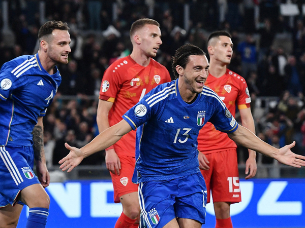 Italia đè bẹp Bắc Macedonia leo lên vị trí thứ 2