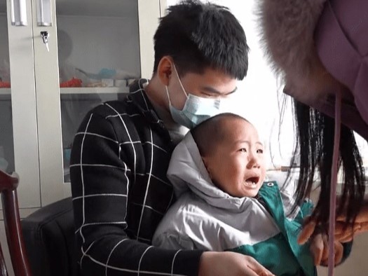 Làm bố khi mới 14 tuổi, chàng trai 'cắn răng' một mình nuôi con, câu nói của đứa trẻ về ước mơ sau này khiến ai cũng xót xa