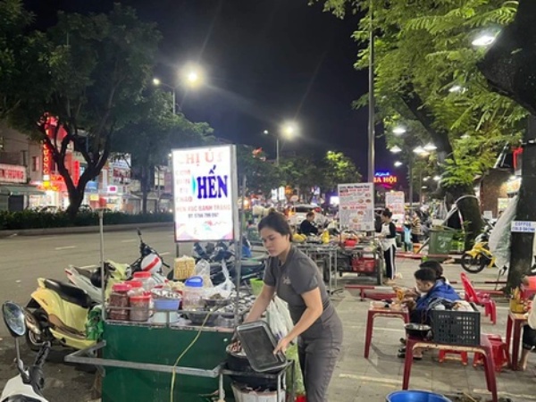 Phố ẩm thực chợ Đông Ba nhộn nhịp trở lại sau ngập lụt