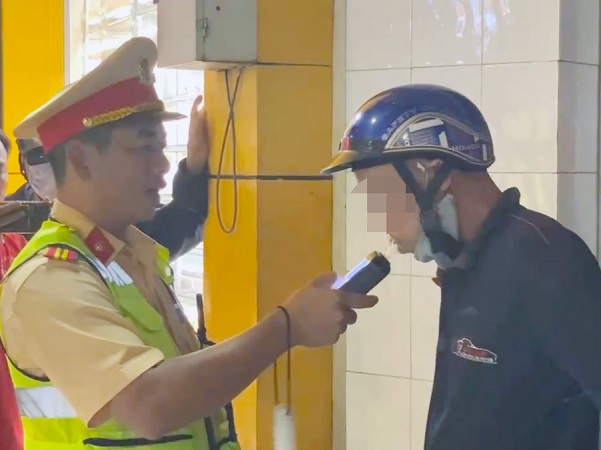 Bị yêu cầu đo nồng độ cồn, người đàn ông đập vỡ máy đo, cắn vào đùi cảnh sát