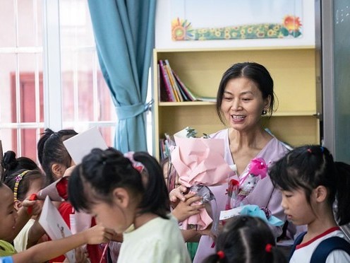 3 điều cấm kị khi tặng quà cho giáo viên, mắc phải thì thật tâm đến mấy cũng thành ra vụ lợi