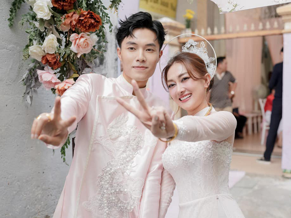 Bí mật ẩn sâu trong bộ áo dài cưới đậm nét cung đình Huế của cô dâu Phương Lan