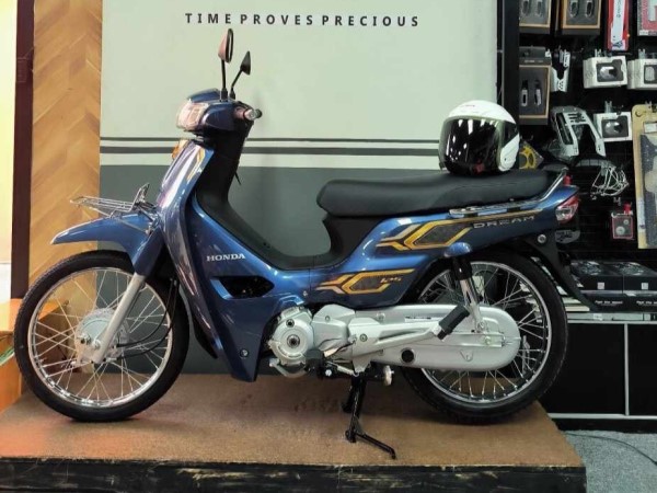 Honda Dream huyền thoại 2024 nhập về Việt Nam 'hét' giá gấp đôi xe SH
