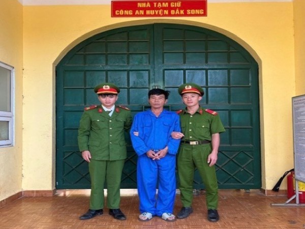 Đã vi phạm nồng độ cồn còn dùng máy cắt cỏ làm bị thương cảnh sát