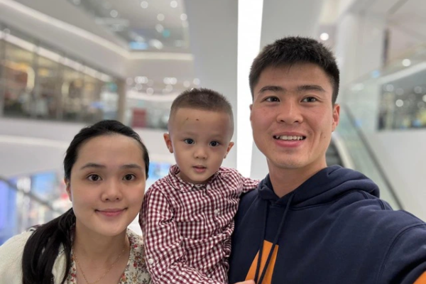 Vợ Duy Mạnh để lộ nhan sắc nhợt nhạt khi đi chơi cùng chồng con