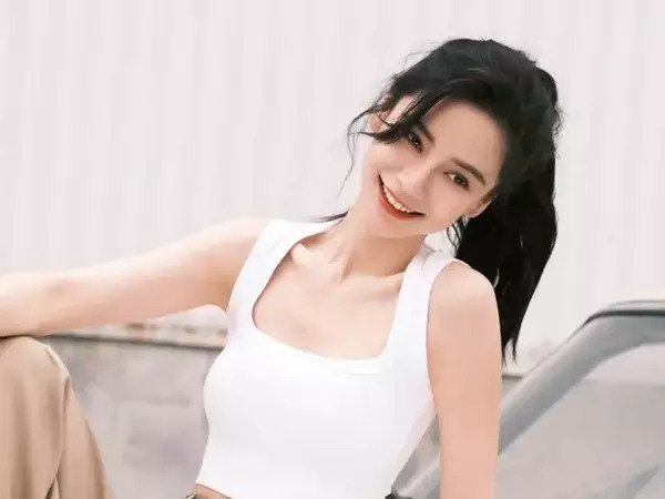 Tình cảnh đáng thương của Angelababy: 'Rớt giá' thảm hại, fan quay lưng bán rẻ poster