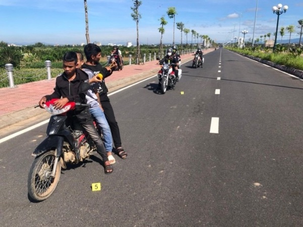 Nhóm thanh niên chiếu đèn pin và bắn ná cao su khiến một CSCĐ bị thương