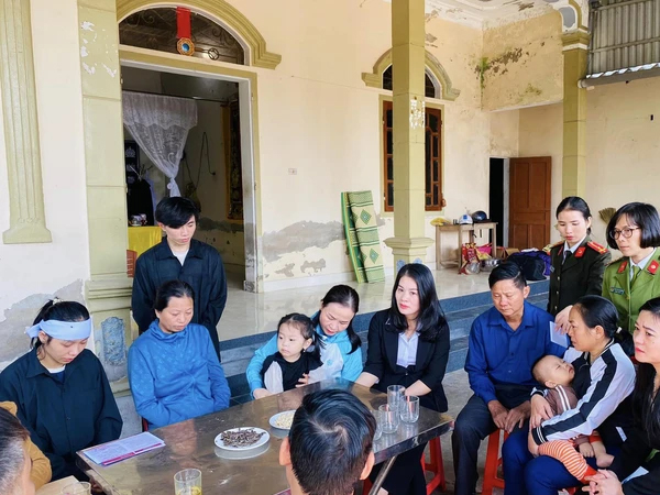 Trao 2 sổ tiết kiệm cho 2 con của Đại uý Trần Trung Hiếu hy sinh khi bắt tội phạm
