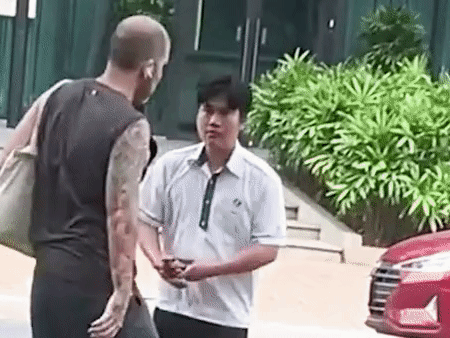 Tài xế taxi Vinasun 'sửng cồ' với du khách nước ngoài khi bị nhắc nhở xả rác nơi công cộng