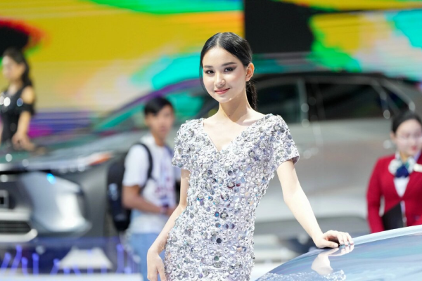 Cô gái 20 tuổi hé lộ góc khuất nghề PG, không phải toàn màu hồng