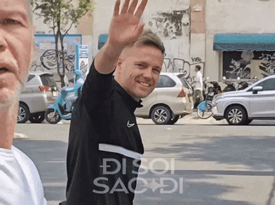 Nicky (Westlife) dạo chơi mua sắm giữa đường phố TP.HCM, khoe visual điển trai 'chấp' cam thường