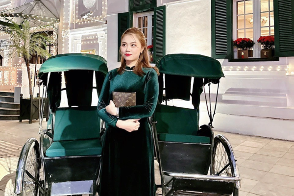 Mỗi ngày diện một trang phục, nữ giảng viên đi dạy cả năm không sợ trùng outfit