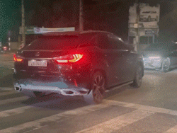 Tài xế Lexus cố tình đâm liên tiếp vào ô tô VinFast đi ngược chiều