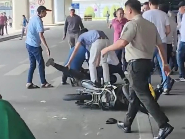 Công an làm việc với người gây náo loạn sân bay Tân Sơn Nhất