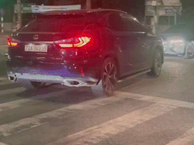 Hai ô tô tông trực diện vì mâu thuẫn tình cảm, cả 2 tài xế bị bắt khẩn cấp