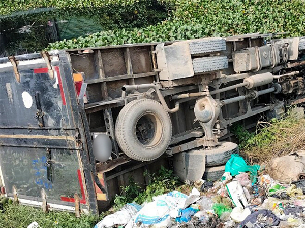 Xe tải mất lái lao xuống mương nước, nữ tài xế may mắn thoát nạn