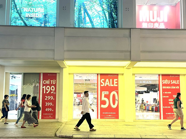 Black Friday mở sớm, hàng hiệu 'sale chồng sale' vẫn ế chỏng chơ