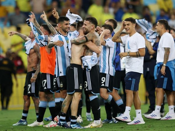Messi nghỉ sớm, Argentina vẫn đả bại kình địch Brazil trong một trận cầu bạo lực