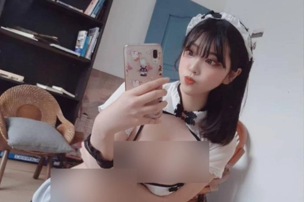 Từng vướng drama cố tình lộ 'điểm nóng', nữ streamer lại gây tranh cãi với gu thời trang 'bung cúc áo'