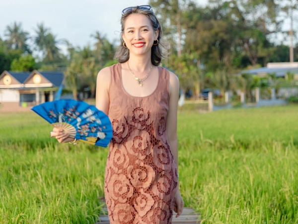 Hoa hậu Việt 'độc lạ' bậc nhất: U50 đầu đầy tóc bạc vẫn đẹp quyến rũ, bỏ showbiz làm nông dân tại Mỹ