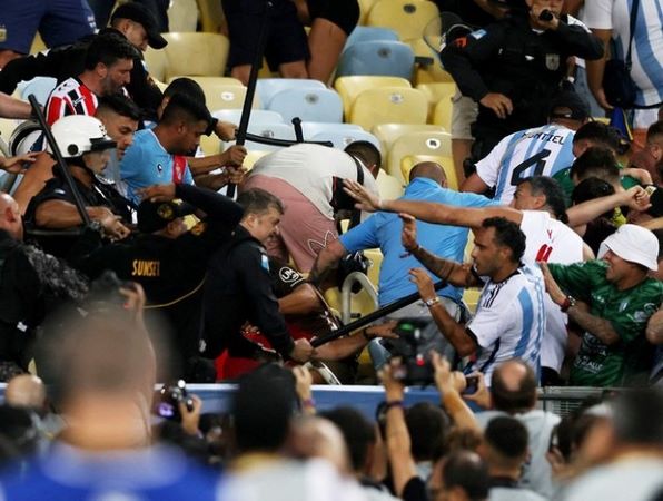 CĐV Argentina và Brazil đánh nhau, Messi bất lực gọi đồng đội vào đường hầm vì trận đấu tạm hoãn