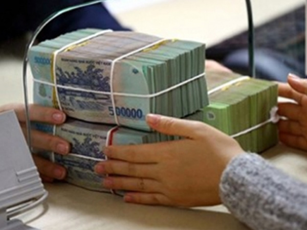 Vì sao rút tiền ngân hàng đừng rời đi ngay?