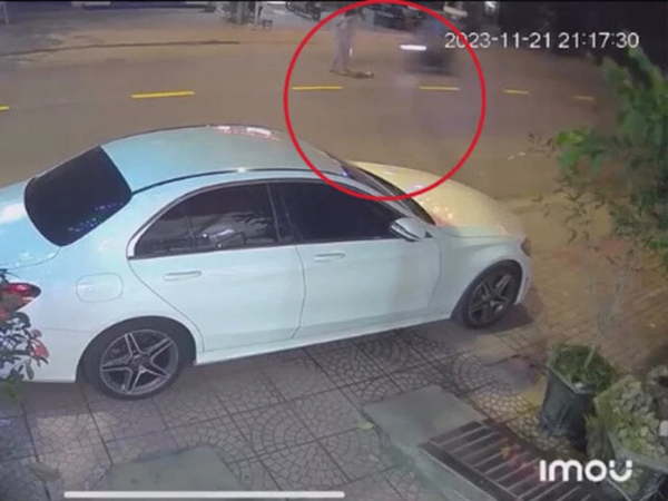 Xe máy tông phải người đứng giữa đường, 4 người thương vong