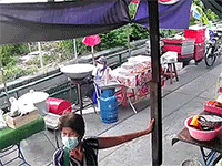 Đầu bếp bị cả chảo dầu sôi dội vào người khi chuẩn bị chiên trứng