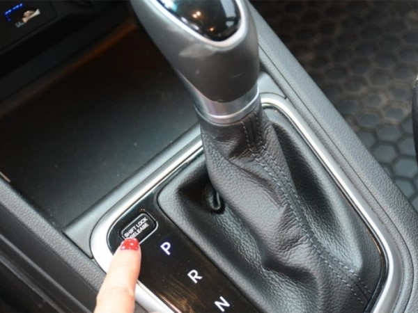 Nút 'Shift Lock' trên ô tô số tự động có tác dụng gì?