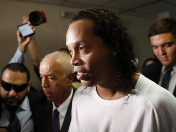 Tài khoản chỉ còn... 6 USD, Ronaldinho bị doạ tịch thu nhà vì nợ nần chồng chất