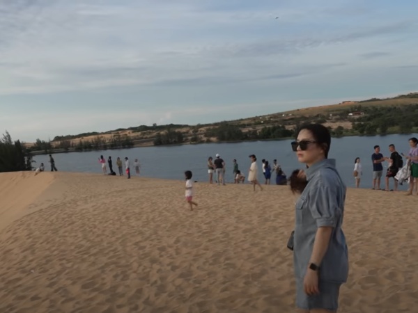 YouTuber triệu view Hàn Quốc mê tour sa mạc Mũi Né, say sưa thưởng thức bánh xèo
