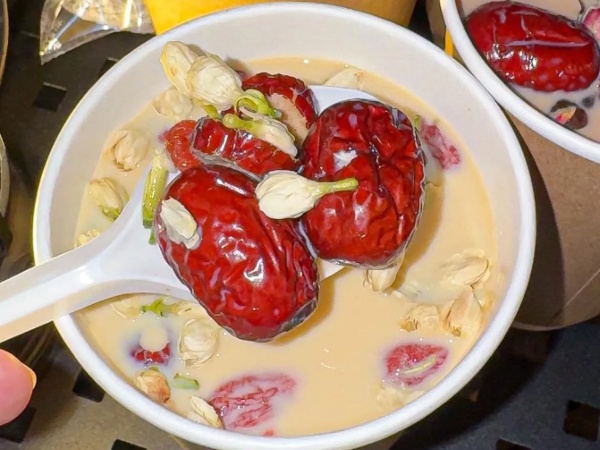 Trà sữa đất nung bất ngờ nổi lên ở Hà Nội, đặc biệt thế nào mà hàng quán mọc lên như nấm?