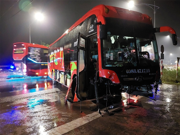 20 hành khách hoảng loạn khi xe khách tông dải phân cách, rơi bánh rồi quay 180 độ