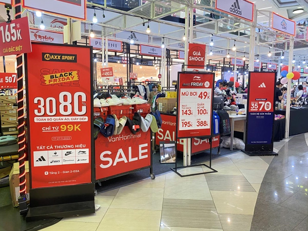 Dân văn phòng bỏ bữa trưa, đến trung tâm thương mại 'săn sale' Black Friday